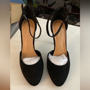 Le Chateau Black Heel, Size 9